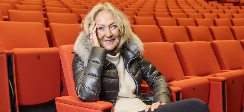 Světově uznávaná architektka Eva Jiřičná vtiskla univerzitě moderní tvář návrhem ikonického Univerzitního centra s knihovnou, Vzdělávacího komplexu Fakulty humanitních studií a unikátní rekonstrukcí auly.